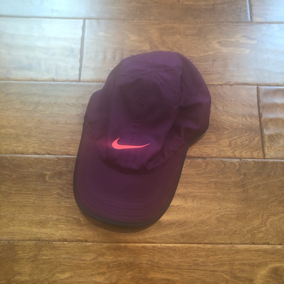 burgundy nike cap